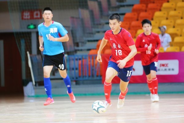 大咖配资 十五运会群众比赛足球项目五人制男子乙组第一轮排位赛战罢，广东队挺进四强