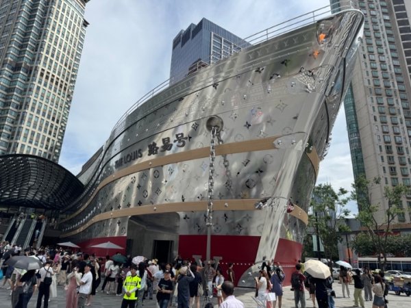 慧眼智行 LV“路易号”7月档已约完，兴业太古汇客流达平时3倍，星巴克多次限流