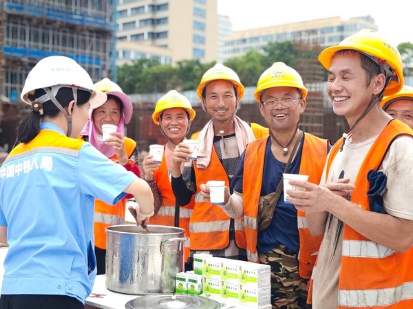 捷希缘配资 中铁八局无锡中欧产业园项目为工友“送清凉”